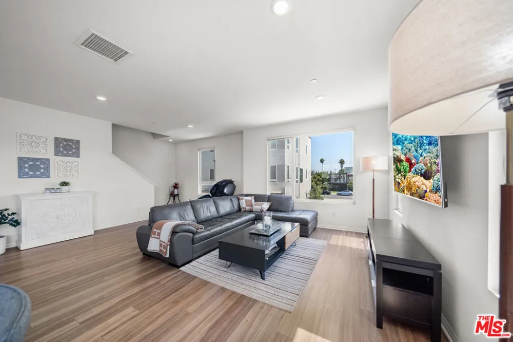 10712 Parrot Avenue Downey, CA 90241