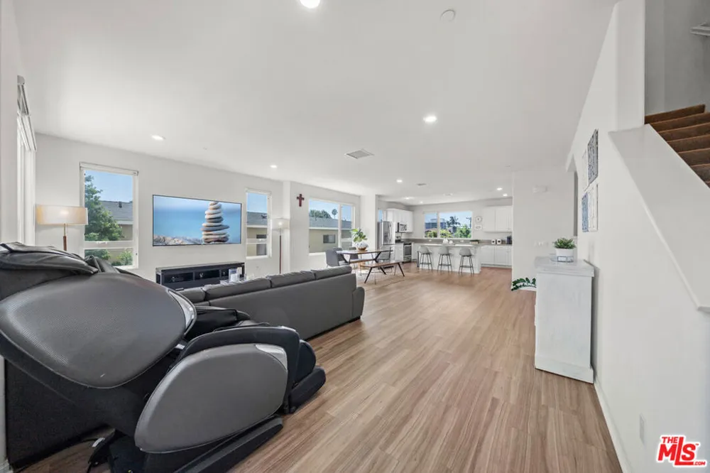 10712 Parrot Avenue Downey, CA 90241