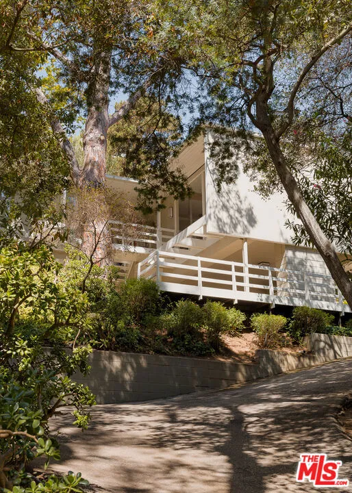 2275 Bowmont Drive Los Angeles, CA 90210
