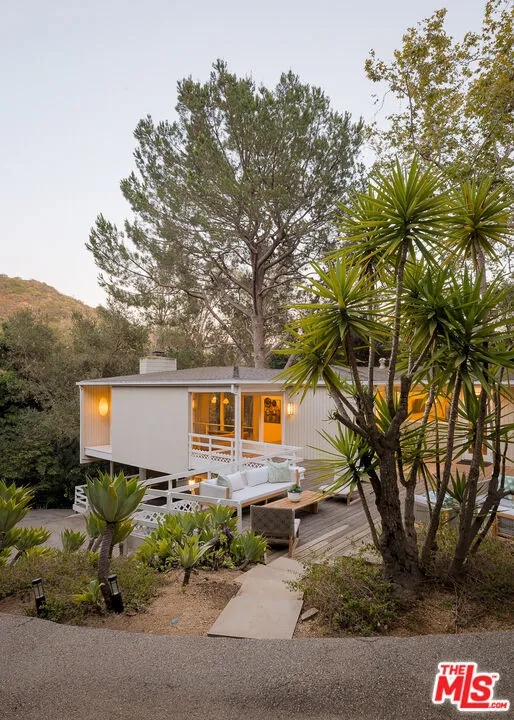 2275 Bowmont Drive Los Angeles, CA 90210