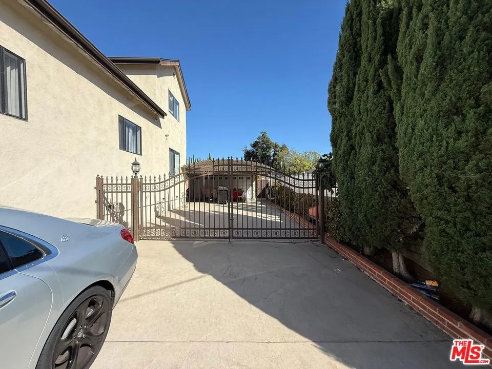 4306 Pennsylvania Avenue La Crescenta, CA 91214