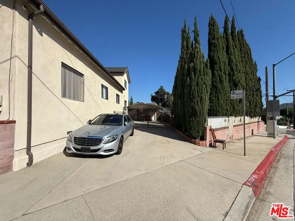 4306 Pennsylvania Avenue La Crescenta, CA 91214