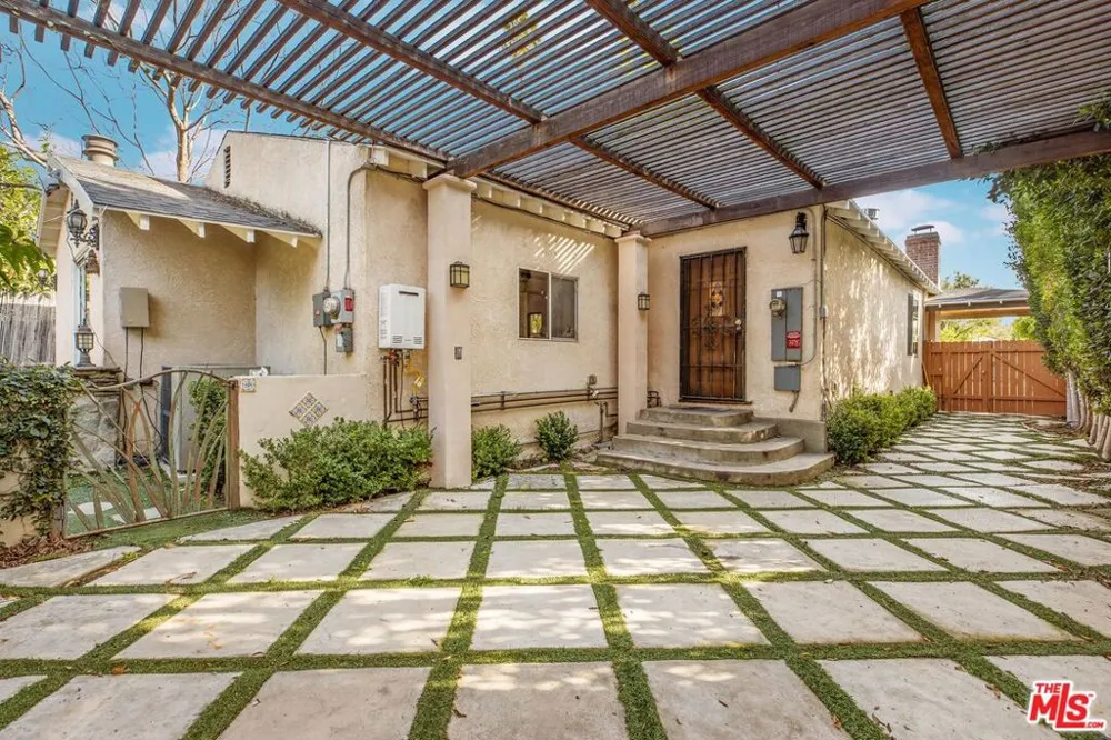 11261 Blix Street North Hollywood, CA 91602