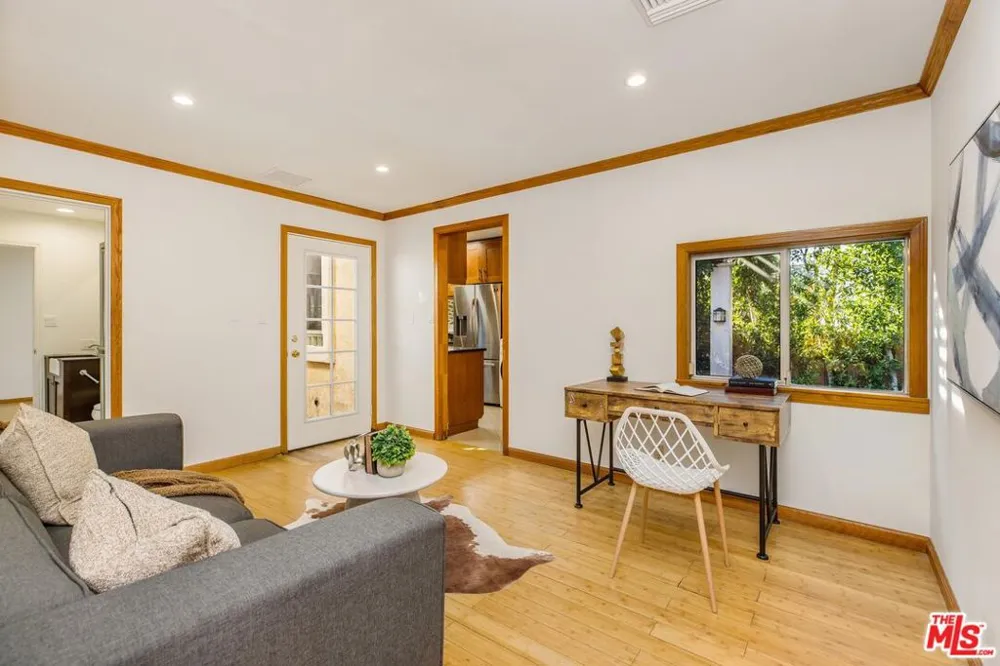 11261 Blix Street North Hollywood, CA 91602