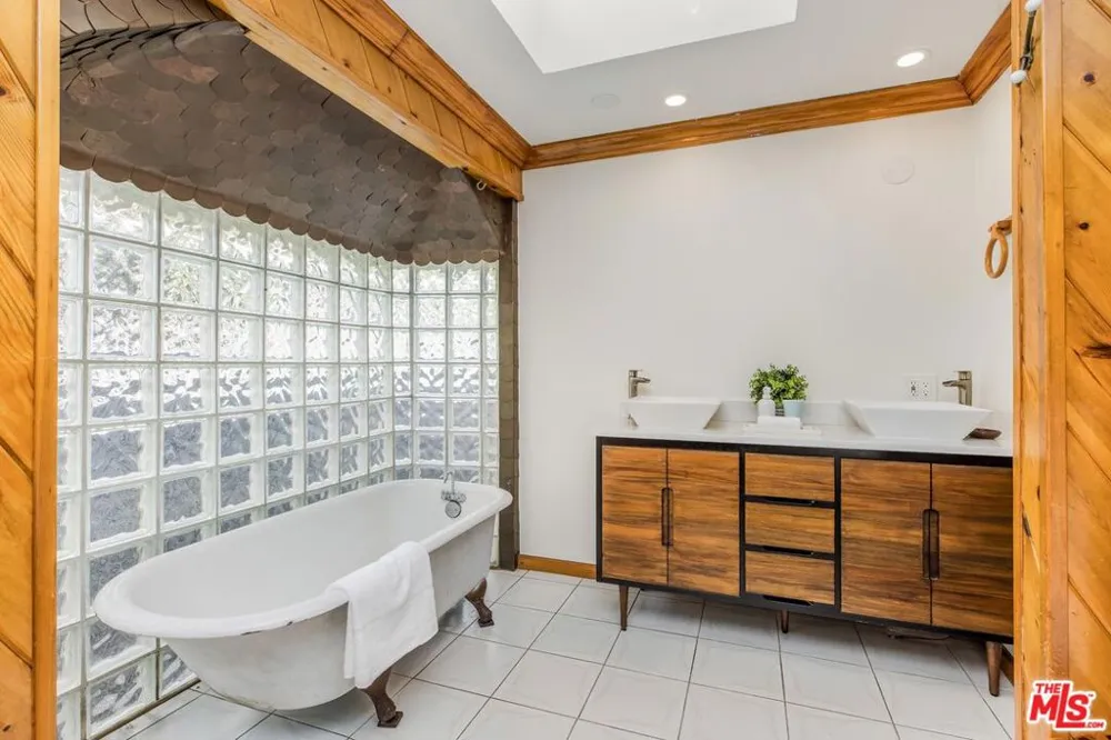 11261 Blix Street North Hollywood, CA 91602
