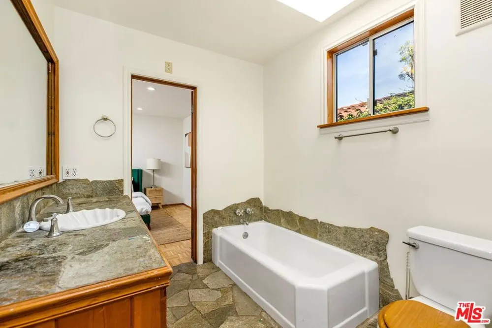11261 Blix Street North Hollywood, CA 91602