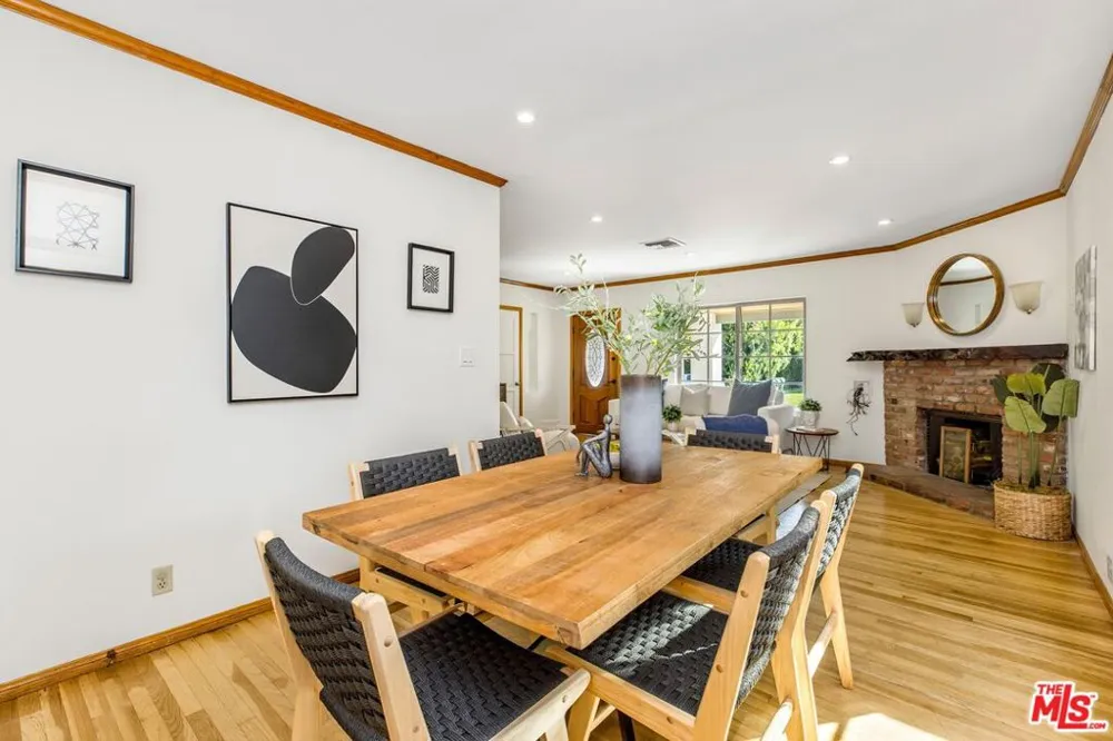 11261 Blix Street North Hollywood, CA 91602