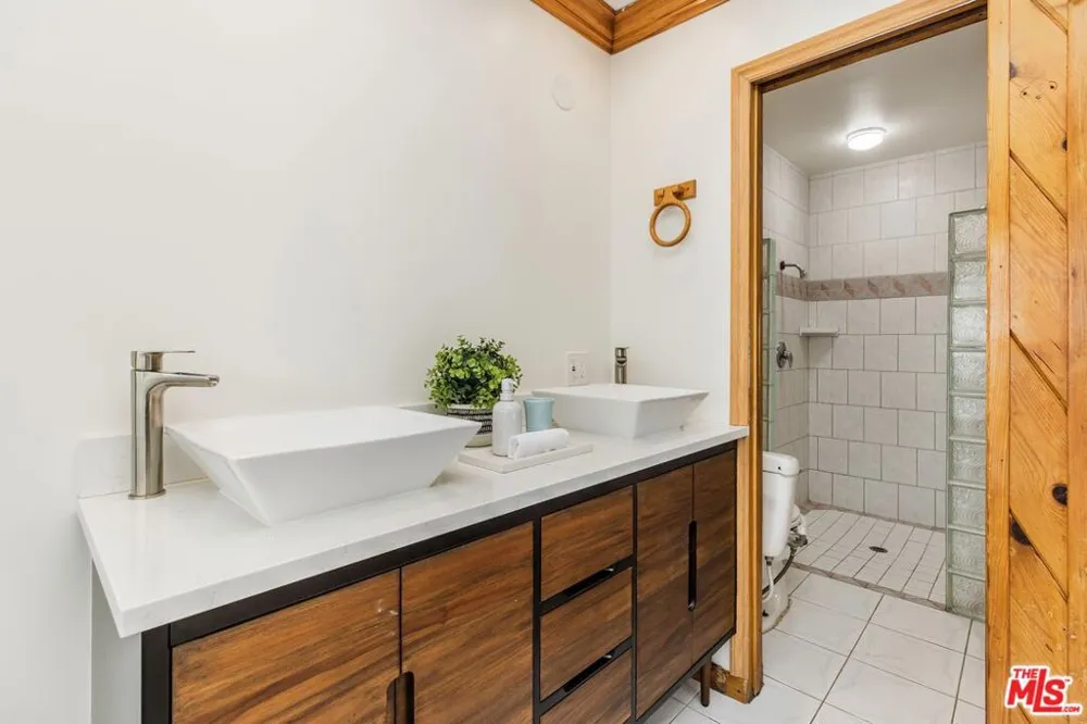 11261 Blix Street North Hollywood, CA 91602