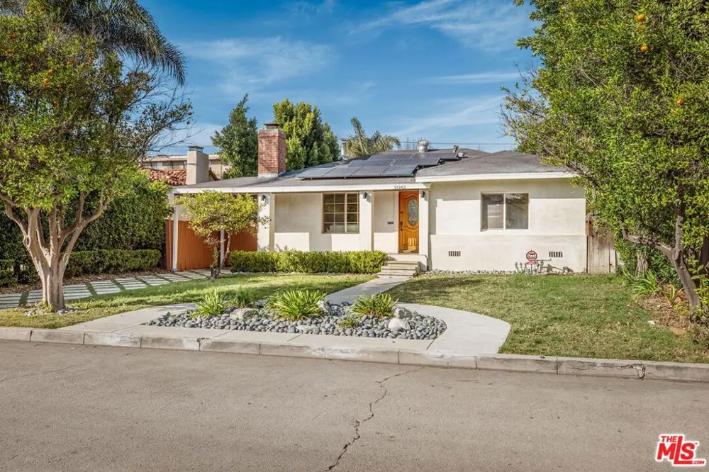 11261 Blix Street North Hollywood, CA 91602