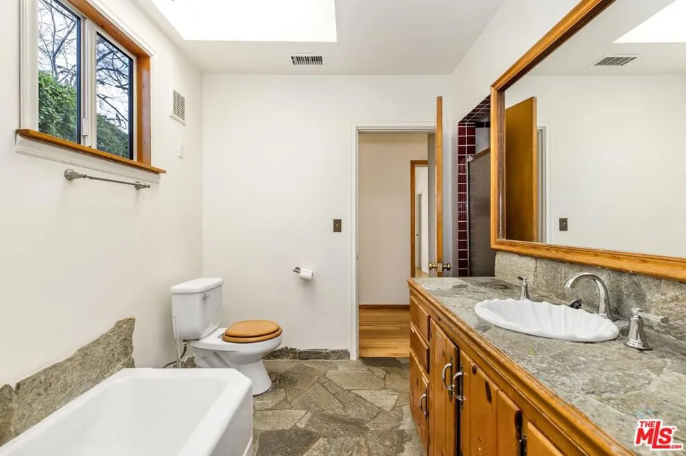 11261 Blix Street North Hollywood, CA 91602