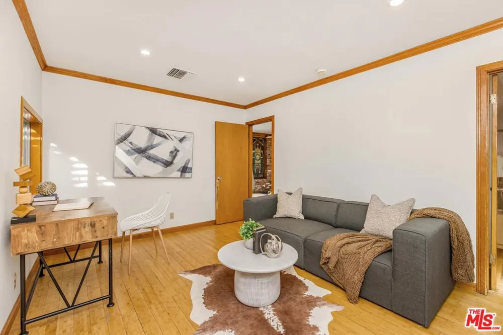 11261 Blix Street North Hollywood, CA 91602