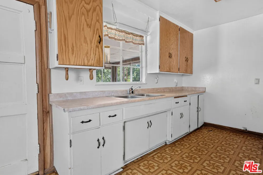 38444 31st East Palmdale, CA 93550