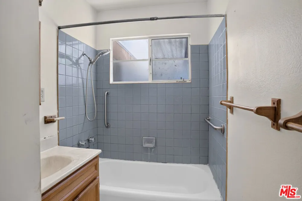 38444 31st East Palmdale, CA 93550