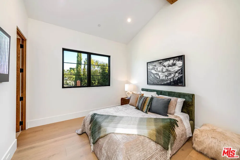 4925 Ledge Avenue Toluca Lake, CA 91601