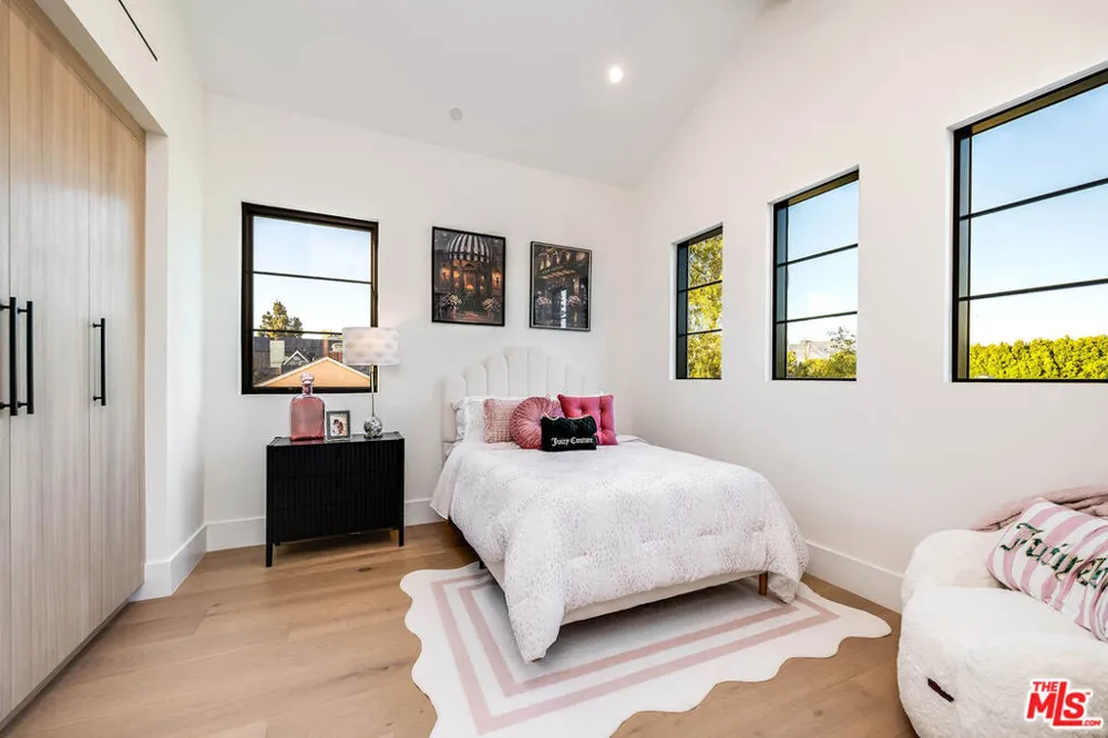 4925 Ledge Avenue Toluca Lake, CA 91601
