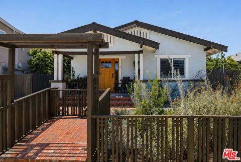 933 Walnut Avenue