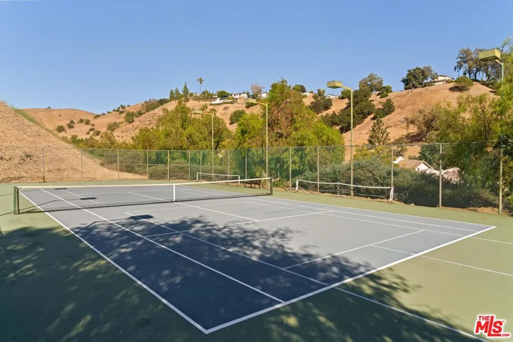 5932 Ruthwood Drive Calabasas, CA 91302