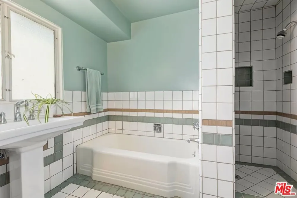515 Kenter Avenue Los Angeles, CA 90049