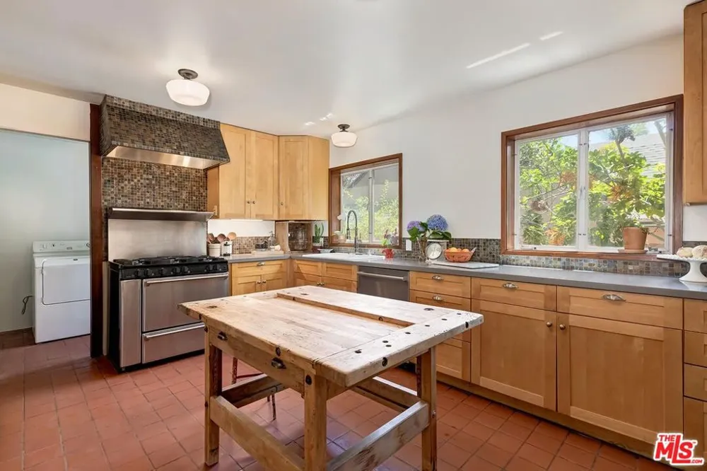515 Kenter Avenue Los Angeles, CA 90049
