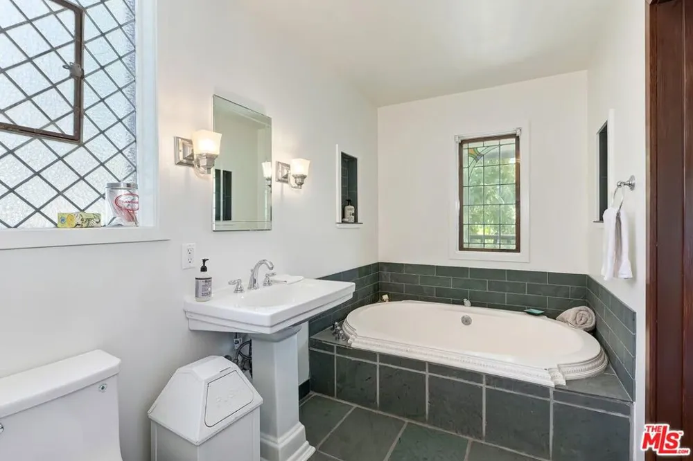 515 Kenter Avenue Los Angeles, CA 90049