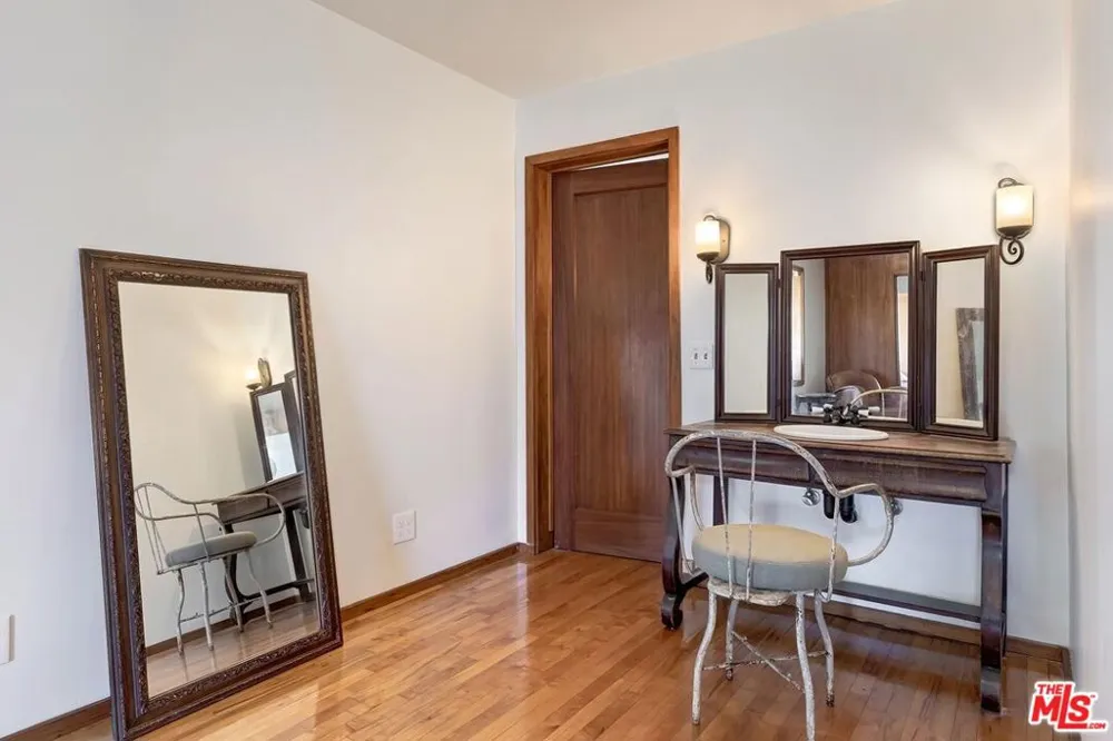 515 Kenter Avenue Los Angeles, CA 90049