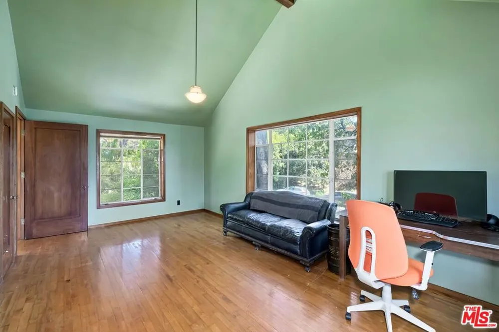 515 Kenter Avenue Los Angeles, CA 90049