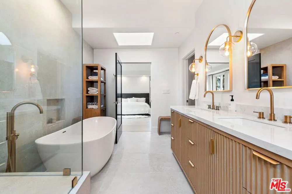 1182 Wellesley Avenue #401 Los Angeles, CA 90049