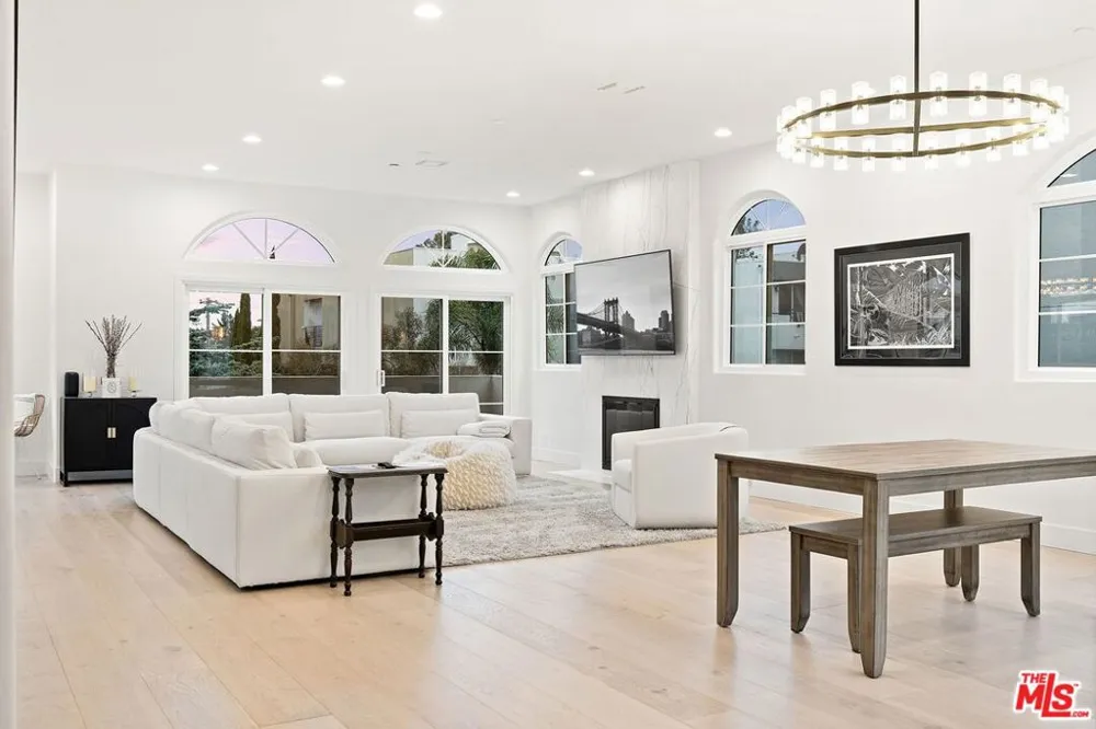 1182 Wellesley Avenue #401 Los Angeles, CA 90049