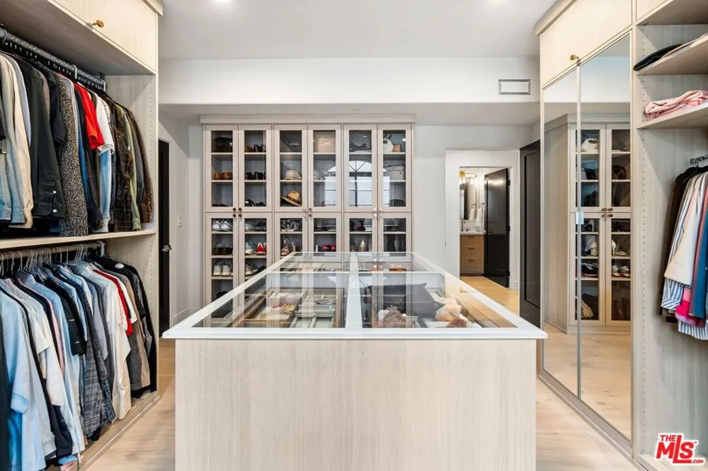 1182 Wellesley Avenue #401 Los Angeles, CA 90049