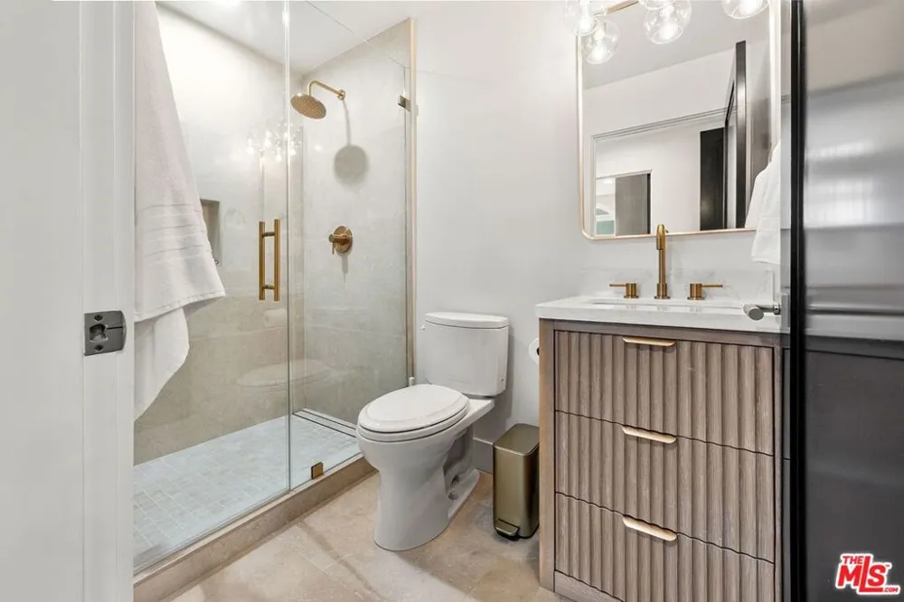 1182 Wellesley Avenue #401 Los Angeles, CA 90049