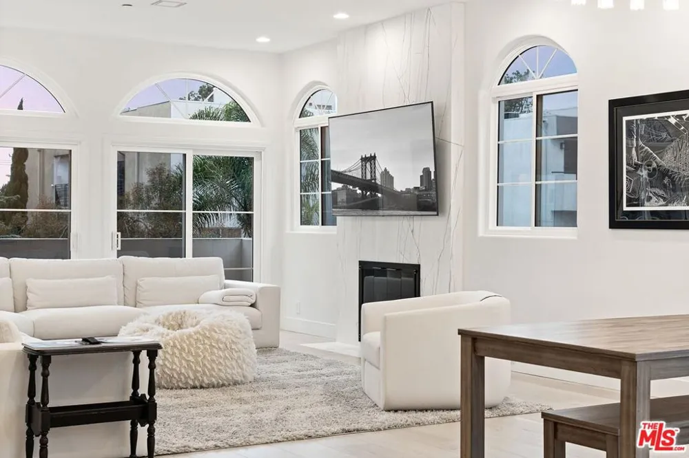 1182 Wellesley Avenue #401 Los Angeles, CA 90049
