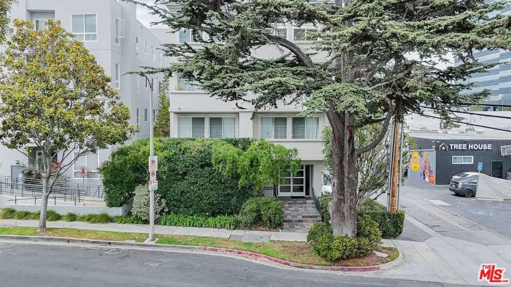 1182 Wellesley Avenue #401 Los Angeles, CA 90049