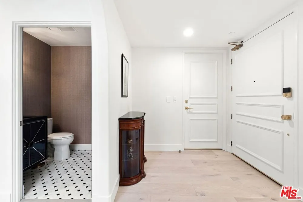 1182 Wellesley Avenue #401 Los Angeles, CA 90049