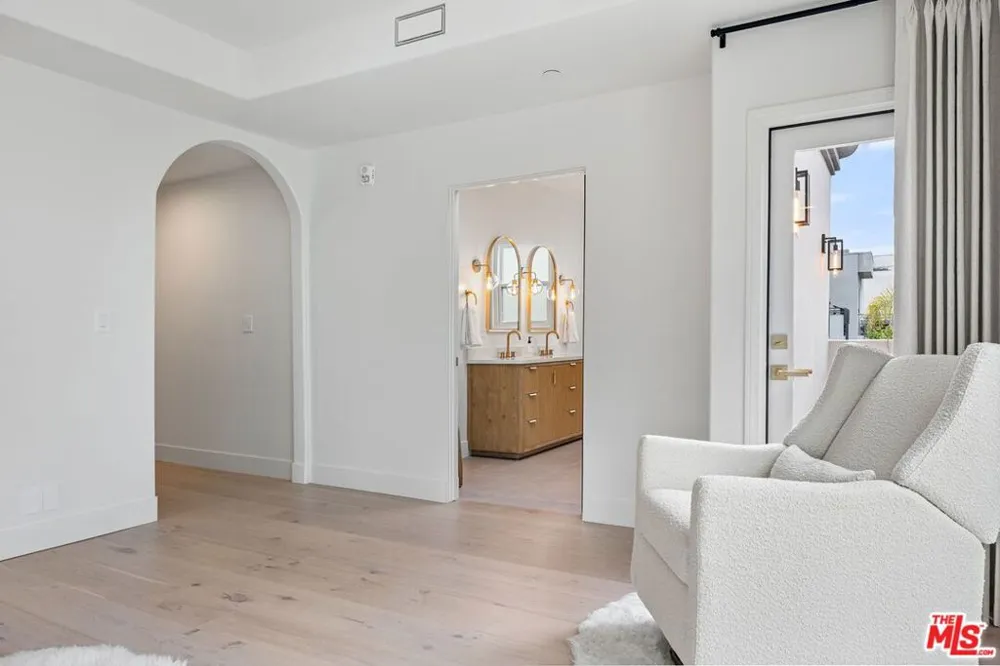 1182 Wellesley Avenue #401 Los Angeles, CA 90049