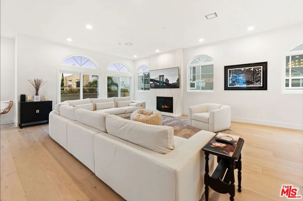 1182 Wellesley Avenue #401 Los Angeles, CA 90049