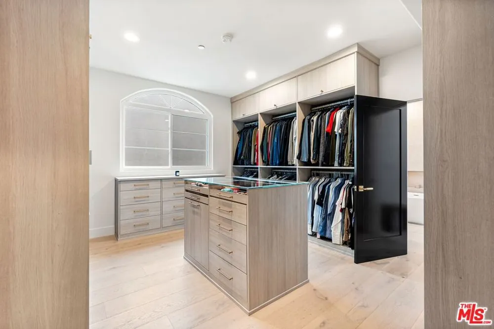 1182 Wellesley Avenue #401 Los Angeles, CA 90049