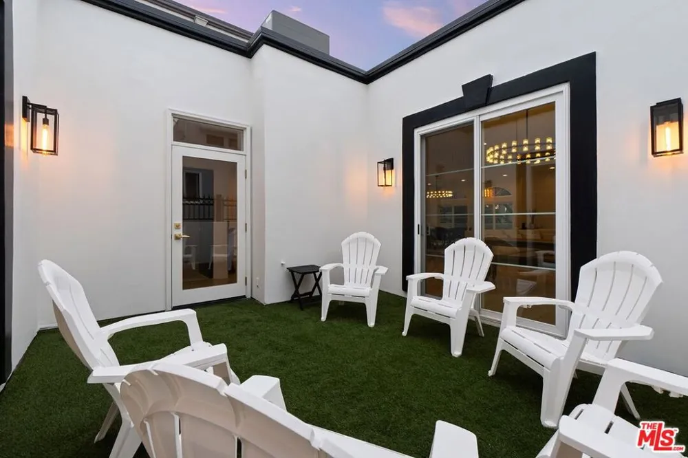 1182 Wellesley Avenue #401 Los Angeles, CA 90049