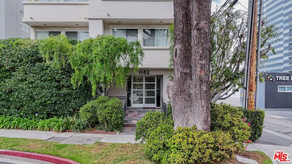 1182 Wellesley Avenue #401 Los Angeles, CA 90049