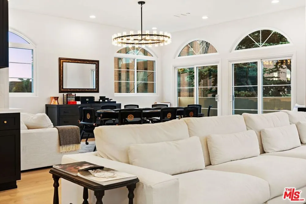 1182 Wellesley Avenue #401 Los Angeles, CA 90049