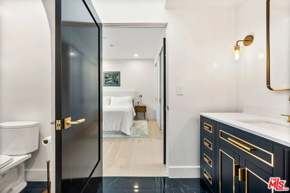 1182 Wellesley Avenue #401 Los Angeles, CA 90049