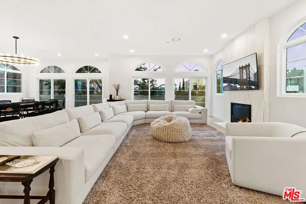 1182 Wellesley Avenue #401 Los Angeles, CA 90049