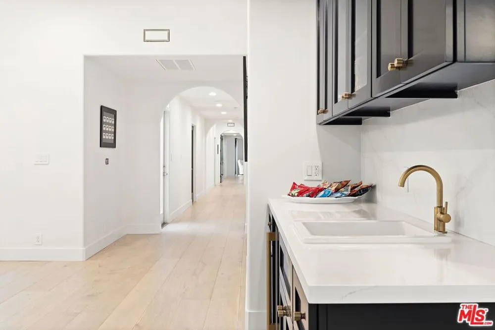 1182 Wellesley Avenue #401 Los Angeles, CA 90049
