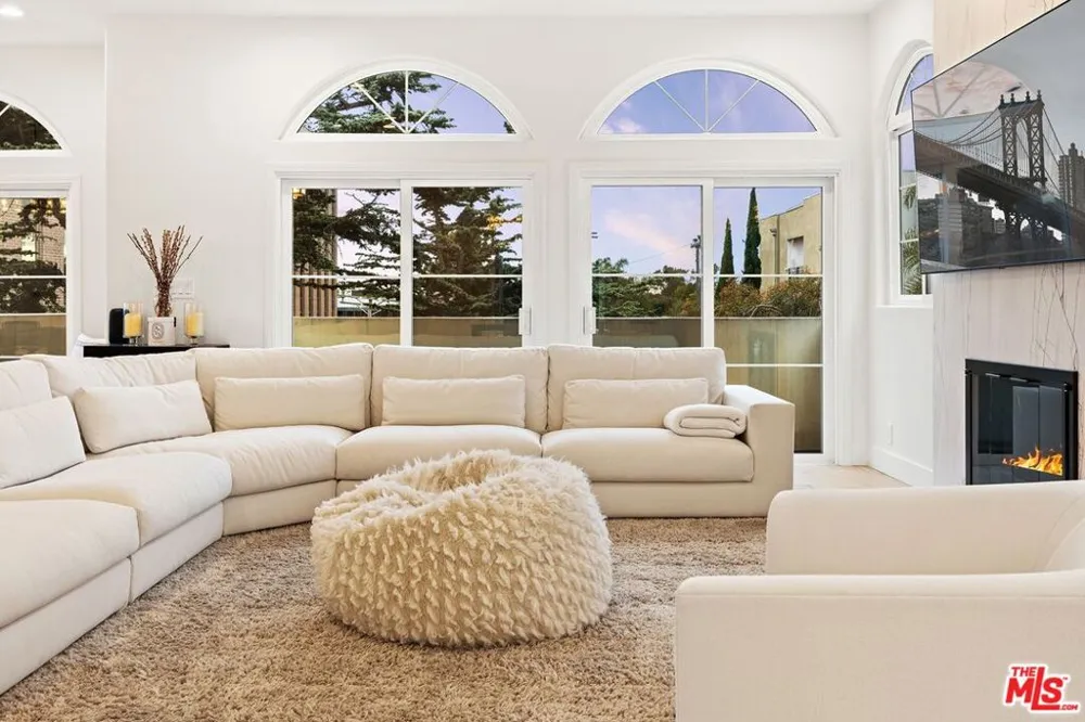 1182 Wellesley Avenue #401 Los Angeles, CA 90049