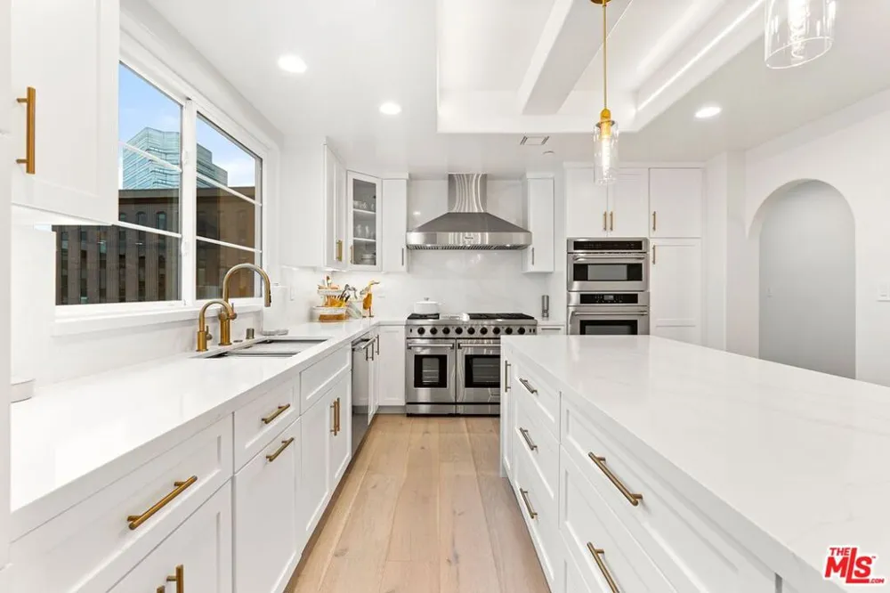 1182 Wellesley Avenue #401 Los Angeles, CA 90049