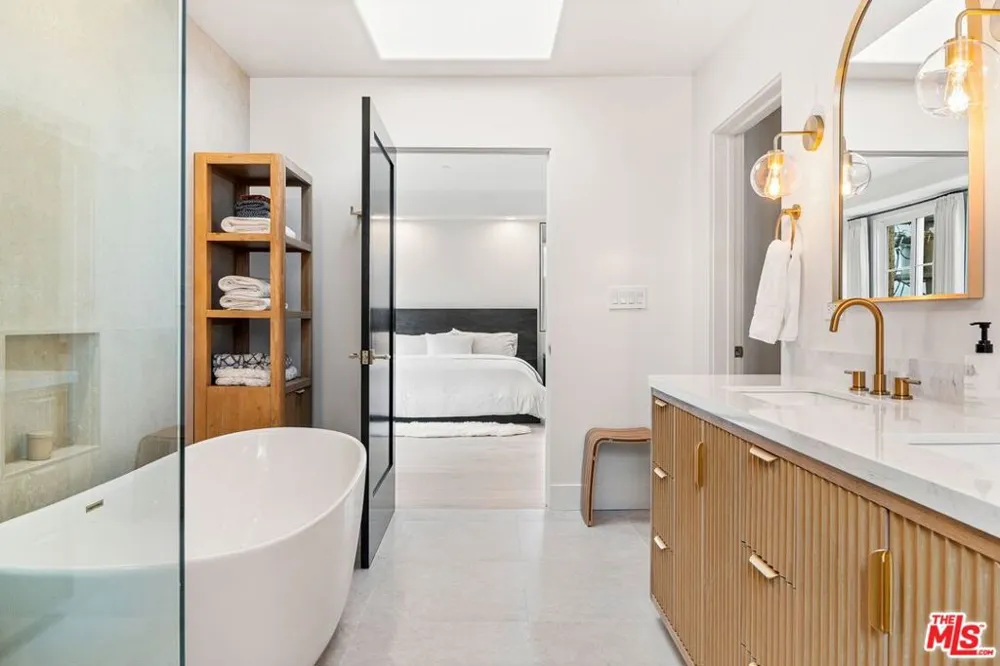 1182 Wellesley Avenue #401 Los Angeles, CA 90049