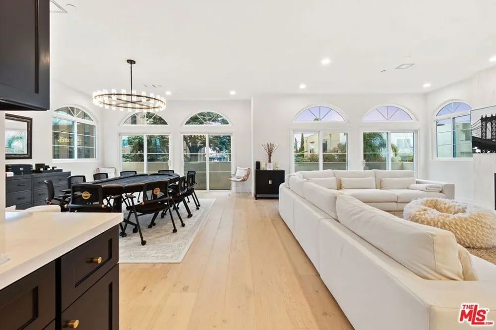 1182 Wellesley Avenue #401 Los Angeles, CA 90049