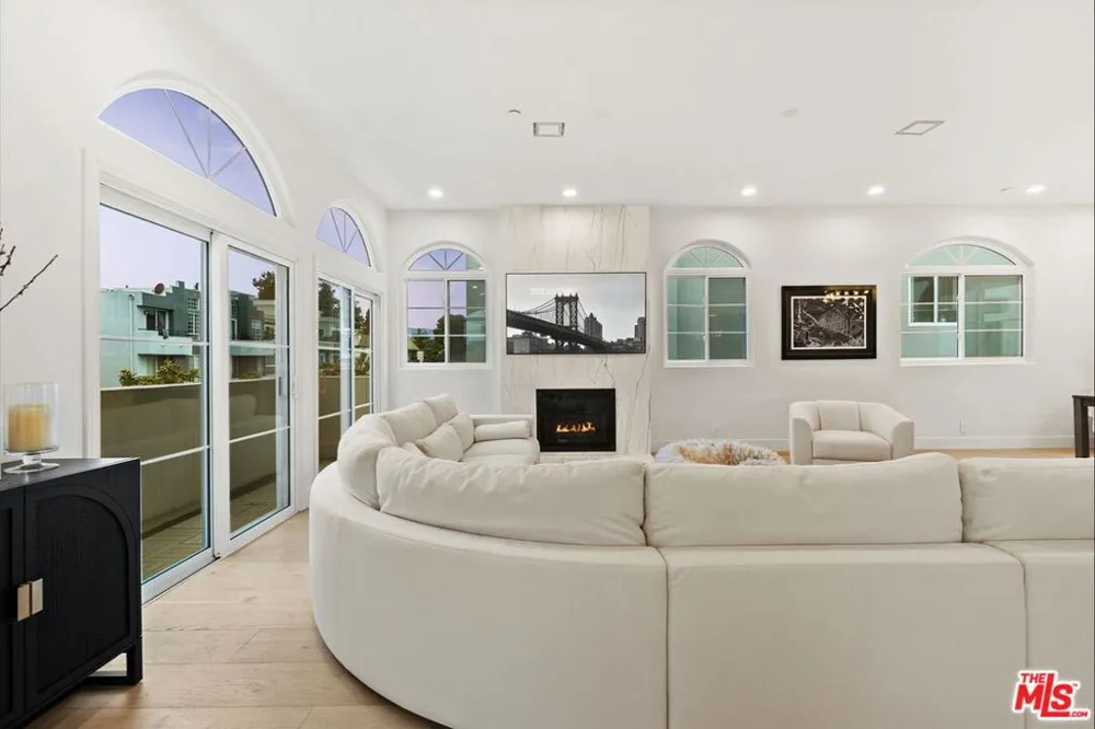 1182 Wellesley Avenue #401 Los Angeles, CA 90049