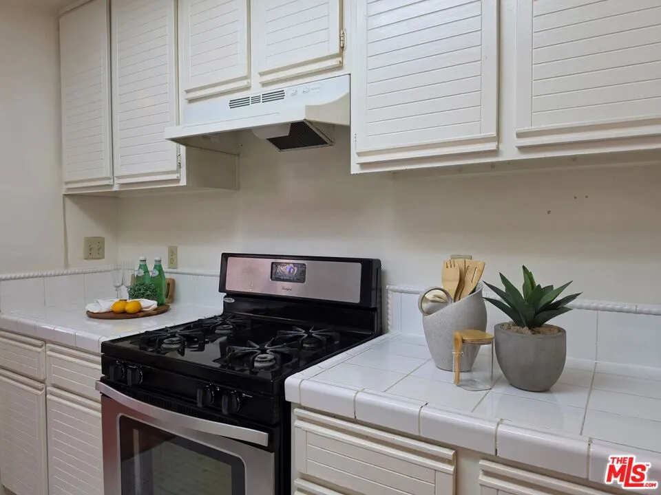 431 S Kingsley Drive #205 Los Angeles, CA 90020