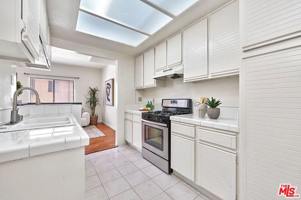 431 S Kingsley Drive #205 Los Angeles, CA 90020