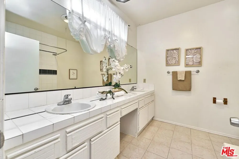 431 S Kingsley Drive #205 Los Angeles, CA 90020